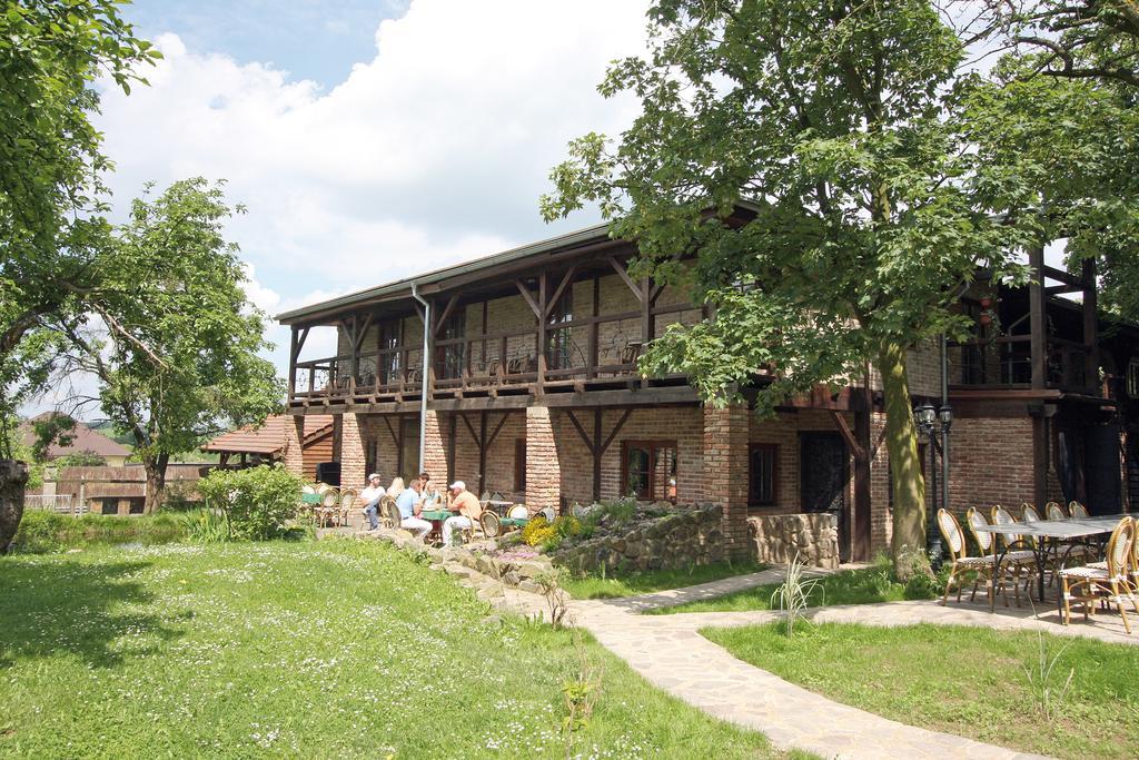 Hotel Areal Botanika à Unhošť Extérieur photo
